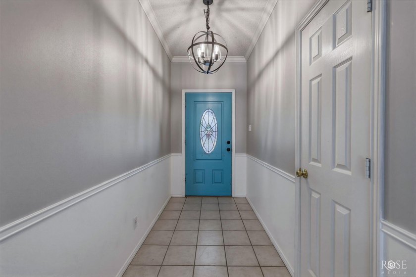 Welcome home to this well-priced 3 bedroom, 2 bath gem in - photo 3