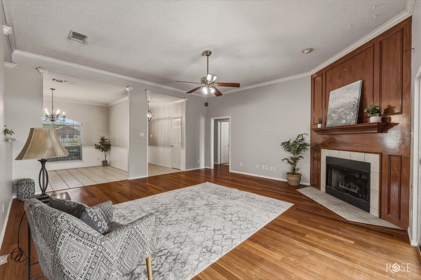 Welcome home to this well-priced 3 bedroom, 2 bath gem in - photo 6