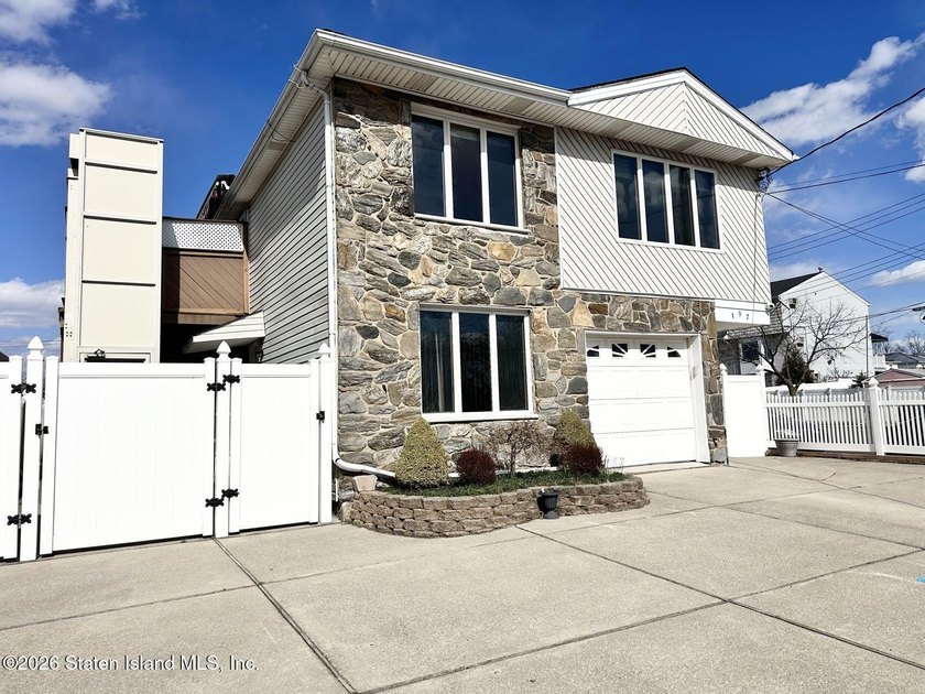 Welcome to 197 Slater Boulevard, a beautifully maintained - photo 2
