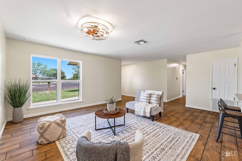 Welcome home to this beautifully updated 4-bedroom, 2-bath - photo 5
