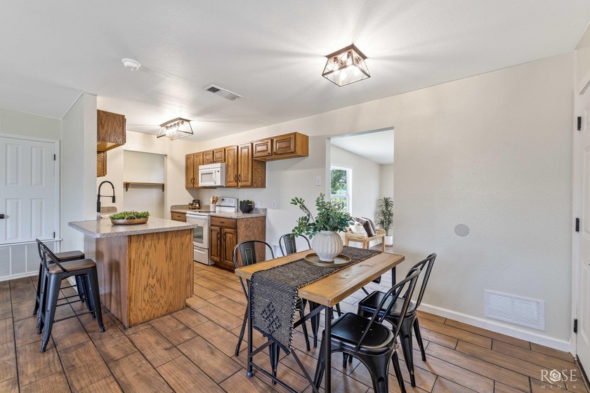 Welcome home to this beautifully updated 4-bedroom, 2-bath - photo 6
