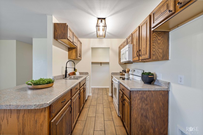 Welcome home to this beautifully updated 4-bedroom, 2-bath - photo 7