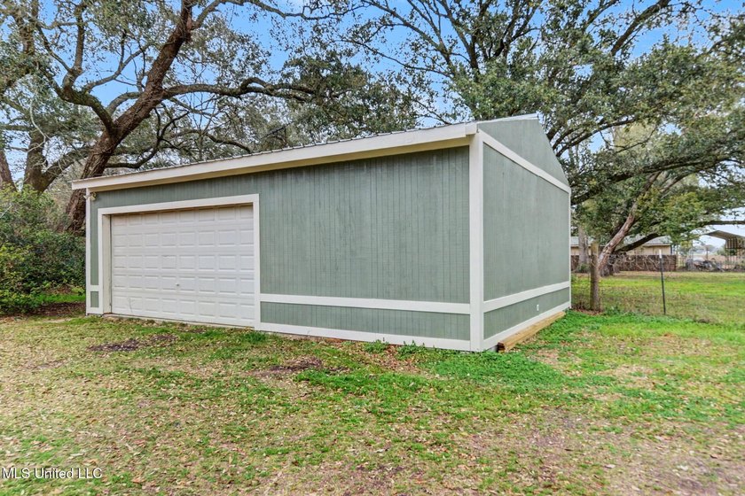 Motivated Seller!!!! Beautiful 4BR/2BA Updated Home on 3.2 Acres - photo 27