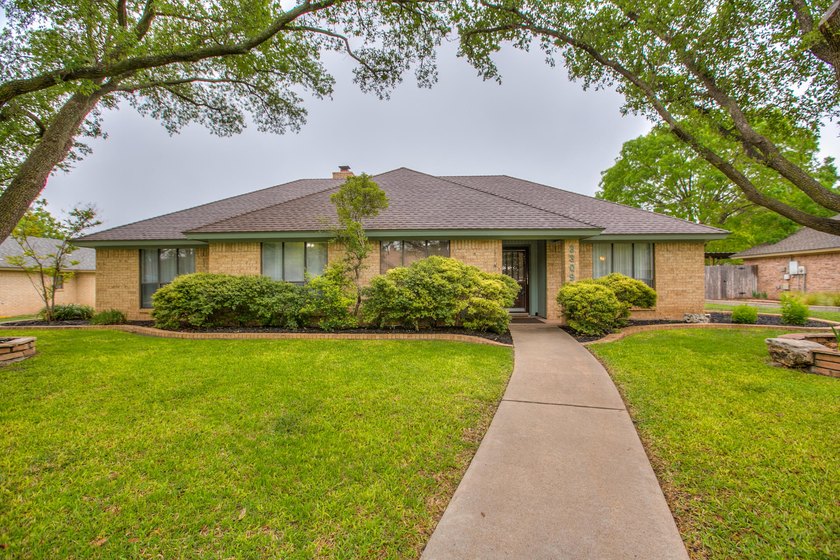 WOW!!! Spacious 4BR/2BA home located on a beautiful tree lined - photo 2