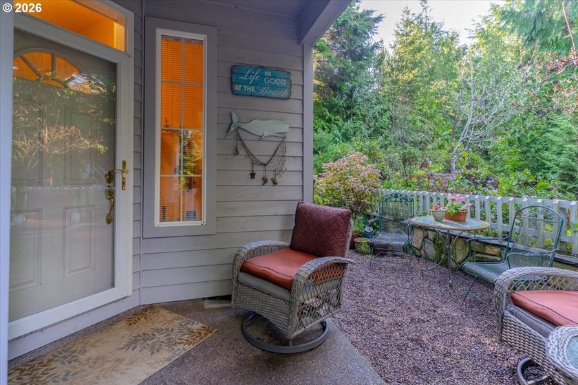 Custom built single level home with vaulted ceilings, gas - photo 3