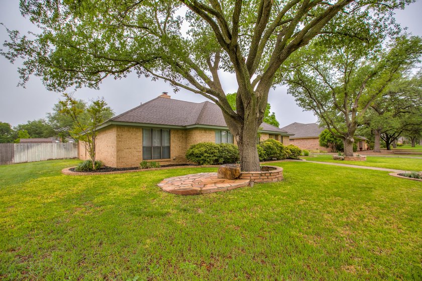 WOW!!! Spacious 4BR/2BA home located on a beautiful tree lined - photo 3