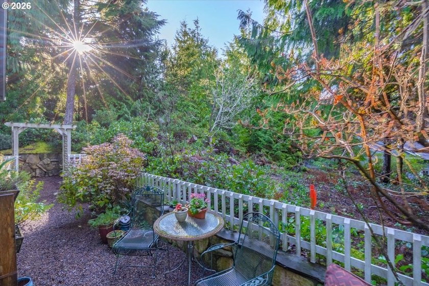 Custom built single level home with vaulted ceilings, gas - photo 4