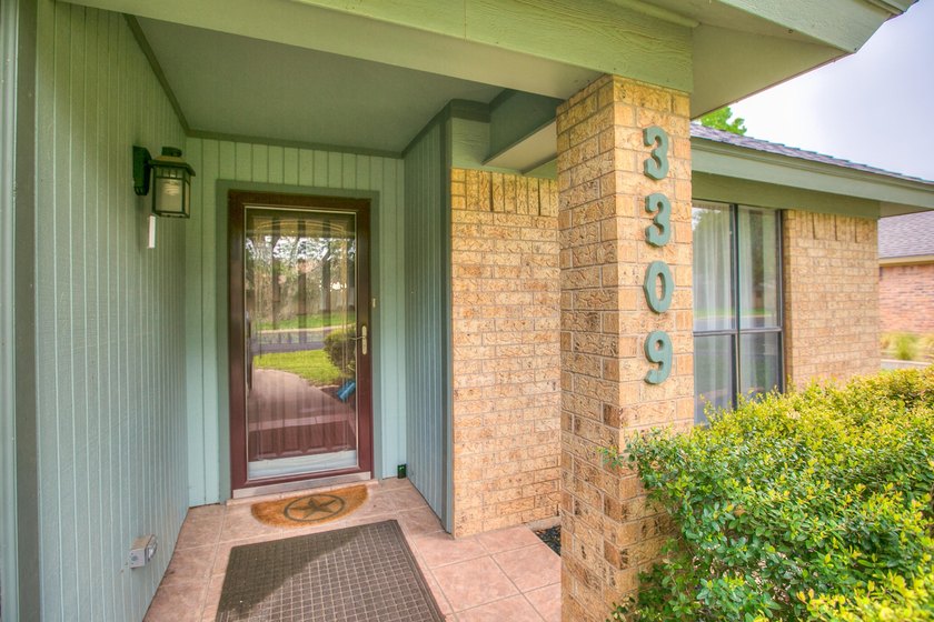 WOW!!! Spacious 4BR/2BA home located on a beautiful tree lined - photo 4