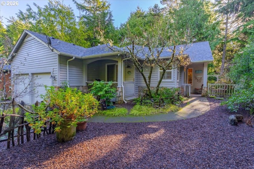 Custom built single level home with vaulted ceilings, gas - photo 6