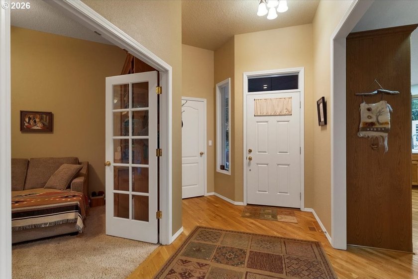 Custom built single level home with vaulted ceilings, gas - photo 8