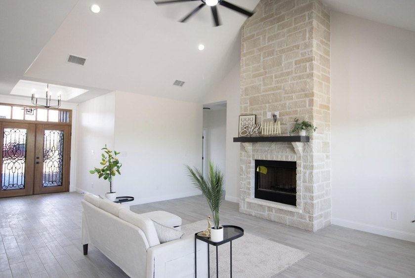 Stunning New Construction by Deluxe Custom Homes! This gorgeous - photo 3