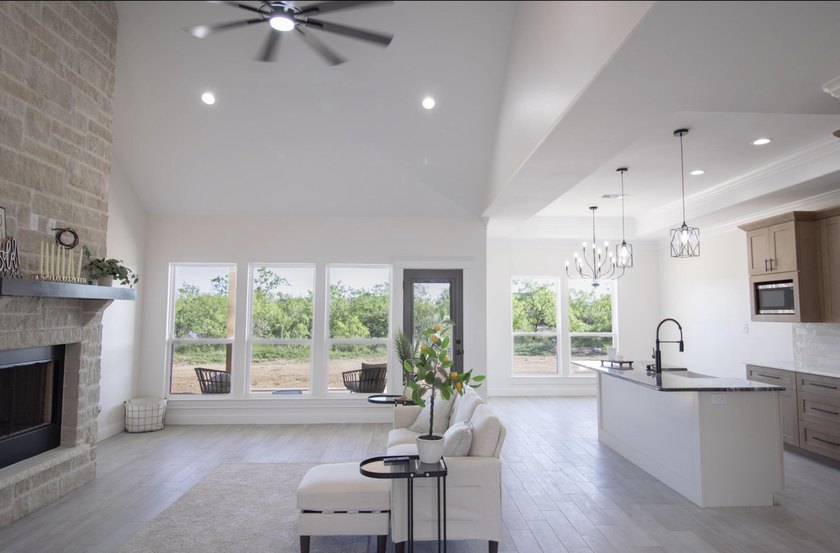 Stunning New Construction by Deluxe Custom Homes! This gorgeous - photo 4