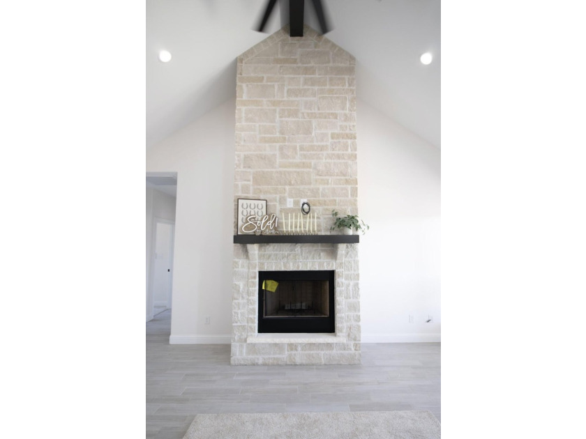 Stunning New Construction by Deluxe Custom Homes! This gorgeous - photo 5