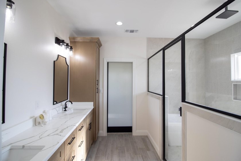 Stunning New Construction by Deluxe Custom Homes! This gorgeous - photo 7
