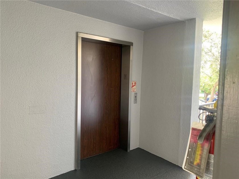 Beautiful corner unit featuring 2 bedrooms and 2 bathrooms with - photo 19
