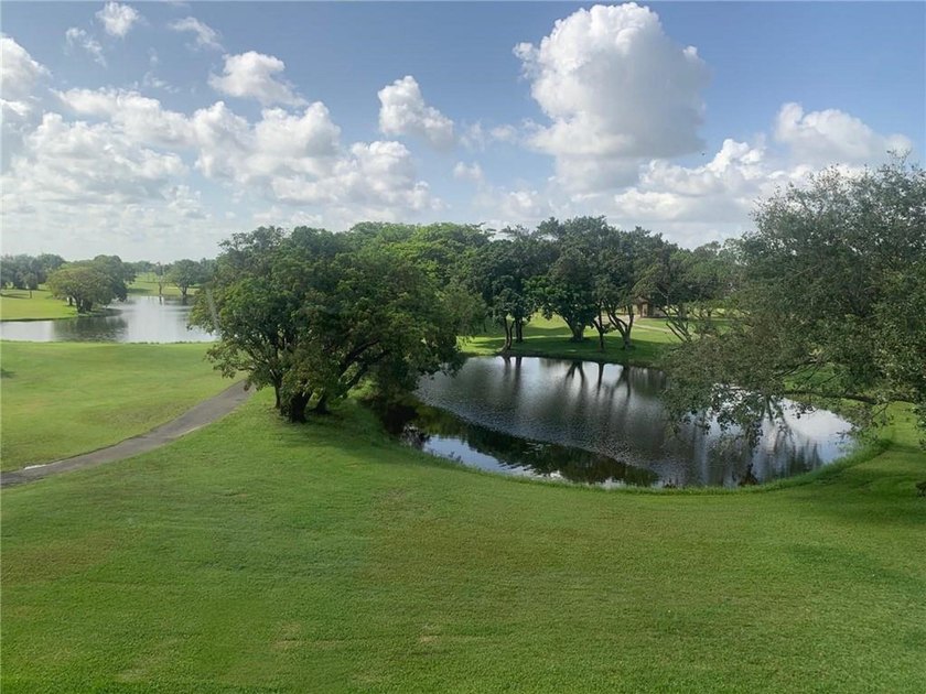 Beautiful corner unit featuring 2 bedrooms and 2 bathrooms with - photo 21