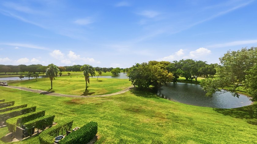 Beautiful corner unit featuring 2 bedrooms and 2 bathrooms with - photo 22