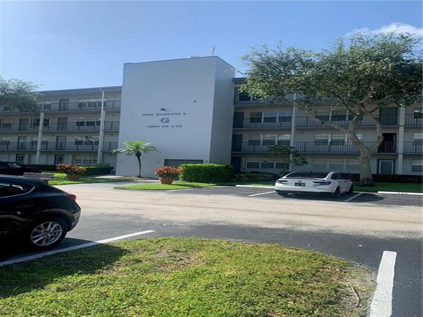 Beautiful corner unit featuring 2 bedrooms and 2 bathrooms with - photo 26