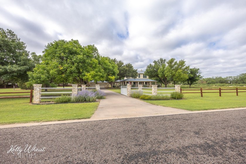 Welcome home to this stunning Harvest Construction custom home - photo 7