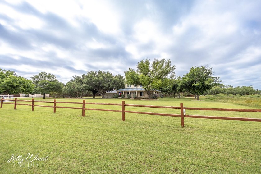 Welcome home to this stunning Harvest Construction custom home - photo 8