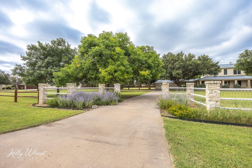 Welcome home to this stunning Harvest Construction custom home - photo 9