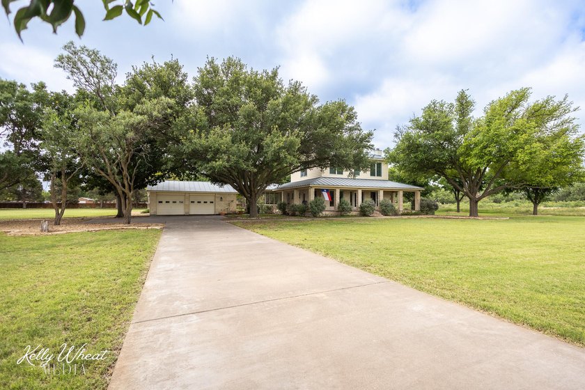 Welcome home to this stunning Harvest Construction custom home - photo 10