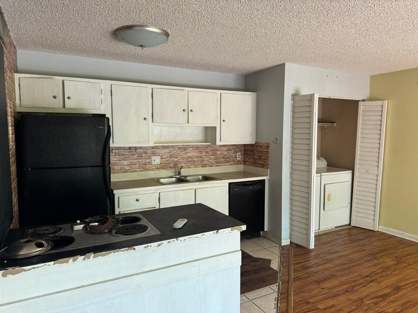 Investor Special or Perfect First-Time Home! Don't miss this - photo 12