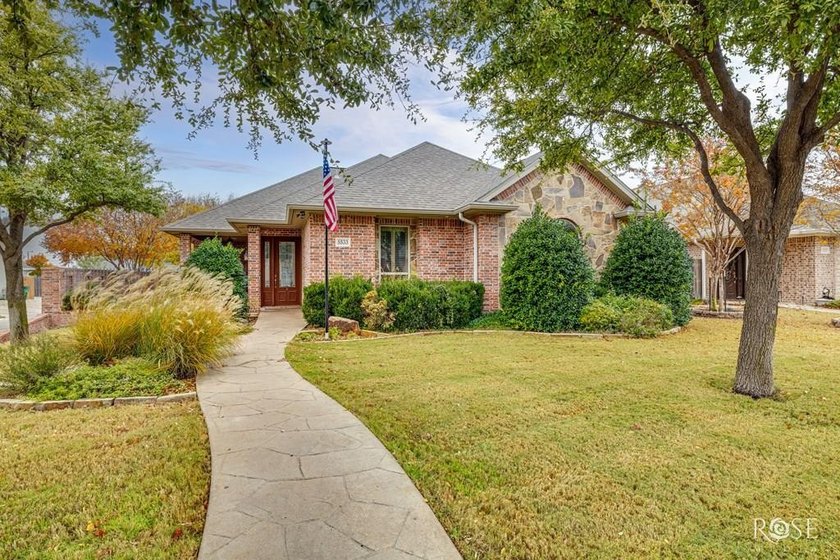 Welcome to 5533 Club Park Way in San Angelo's desirable Bentwood - photo 2
