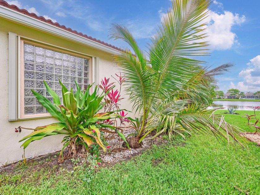 AMAZING OPPORTUNITY TO OWN A 3/2/2 WATERFRONT HOME IN EXCLUSIVE - photo 12