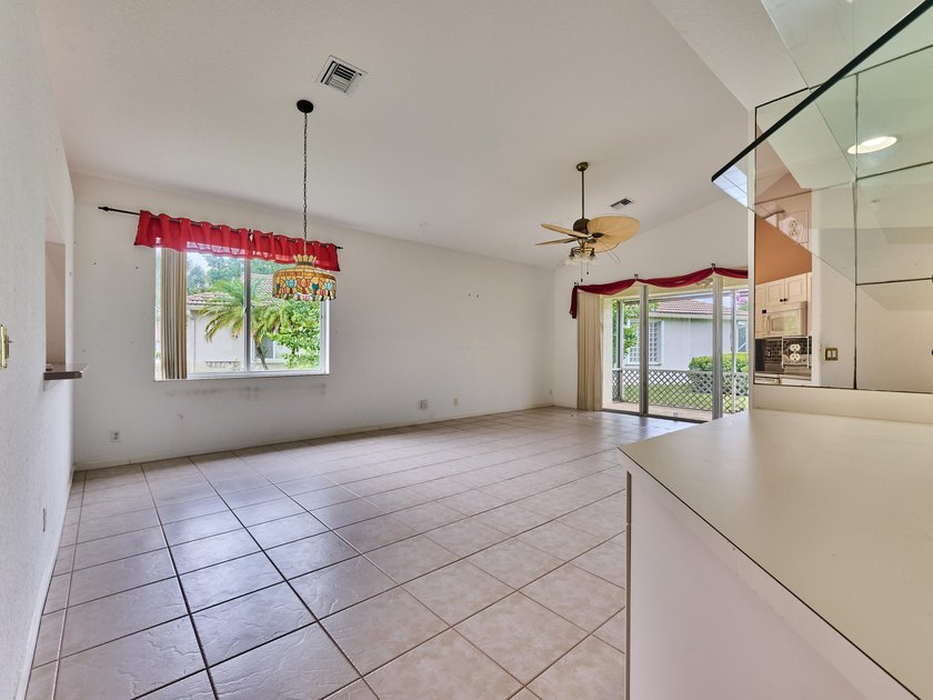 AMAZING OPPORTUNITY TO OWN A 3/2/2 WATERFRONT HOME IN EXCLUSIVE - photo 18