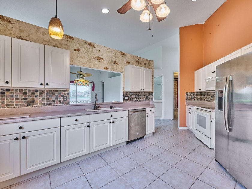 AMAZING OPPORTUNITY TO OWN A 3/2/2 WATERFRONT HOME IN EXCLUSIVE - photo 26