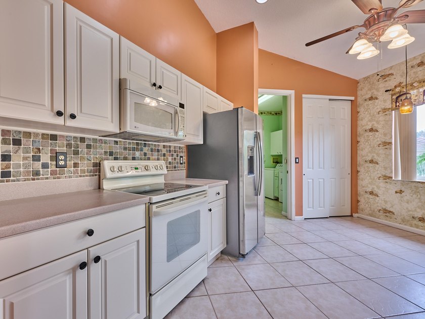 AMAZING OPPORTUNITY TO OWN A 3/2/2 WATERFRONT HOME IN EXCLUSIVE - photo 27