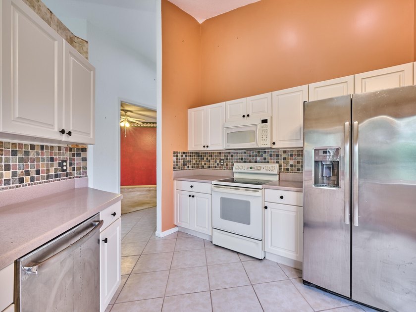 AMAZING OPPORTUNITY TO OWN A 3/2/2 WATERFRONT HOME IN EXCLUSIVE - photo 29
