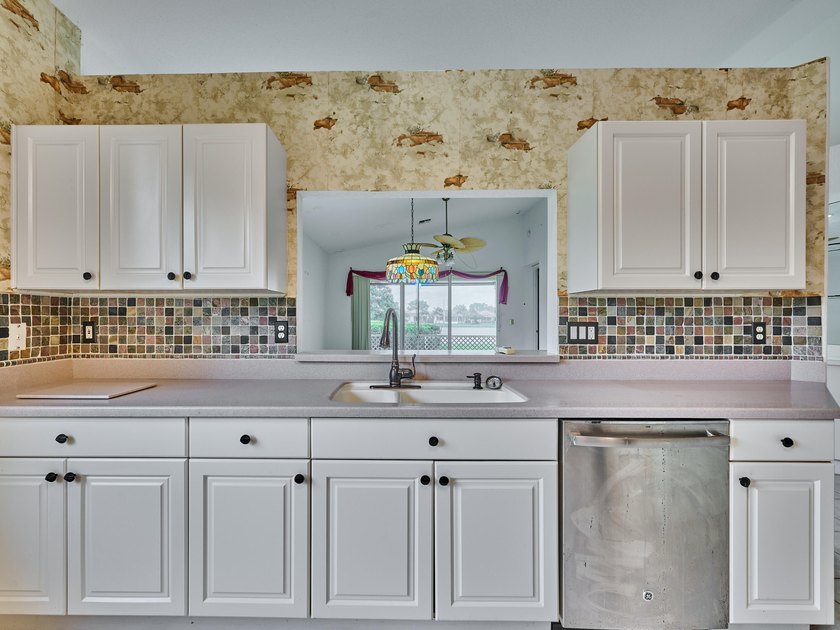 AMAZING OPPORTUNITY TO OWN A 3/2/2 WATERFRONT HOME IN EXCLUSIVE - photo 31