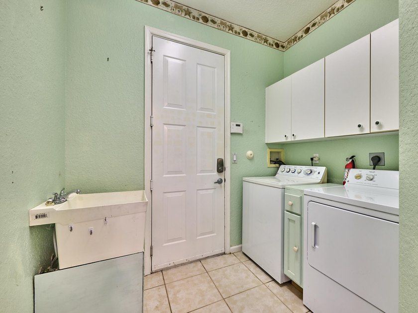 AMAZING OPPORTUNITY TO OWN A 3/2/2 WATERFRONT HOME IN EXCLUSIVE - photo 33