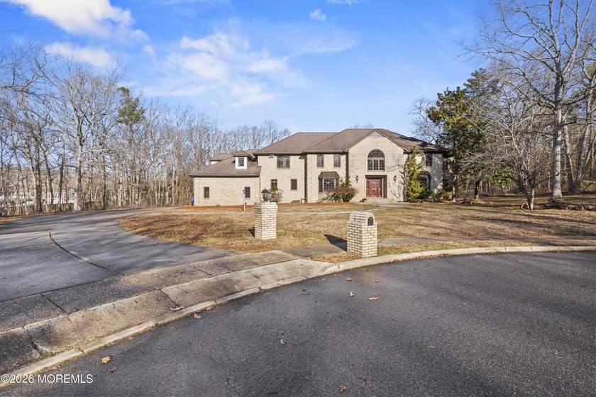 Custom Built 6 Bedroom 5.5 Bath Estate Home on private - photo 2