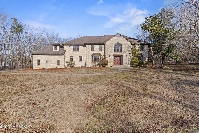 Custom Built 6 Bedroom 5.5 Bath Estate Home on private - photo 4