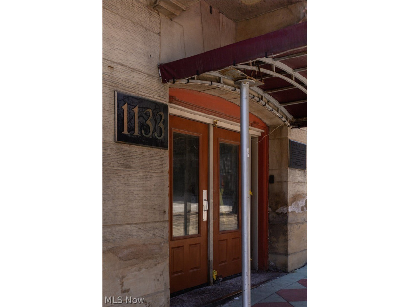 Spacious three-level, one-bedroom condo located in the desirable - photo 2
