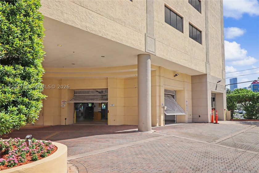 Experience the perfect blend of vibrant city life and serene - photo 33