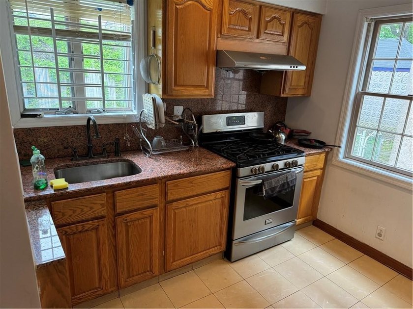 An exquisite detached single-family duplex residence situated in - photo 5