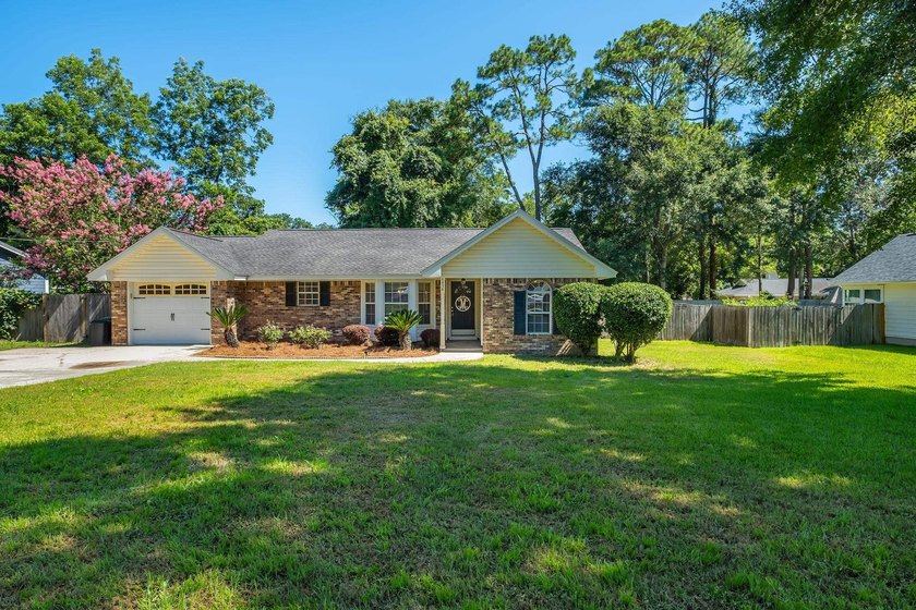 Beautiful, move-in ready NE home with a POOL! Open concept - photo 3