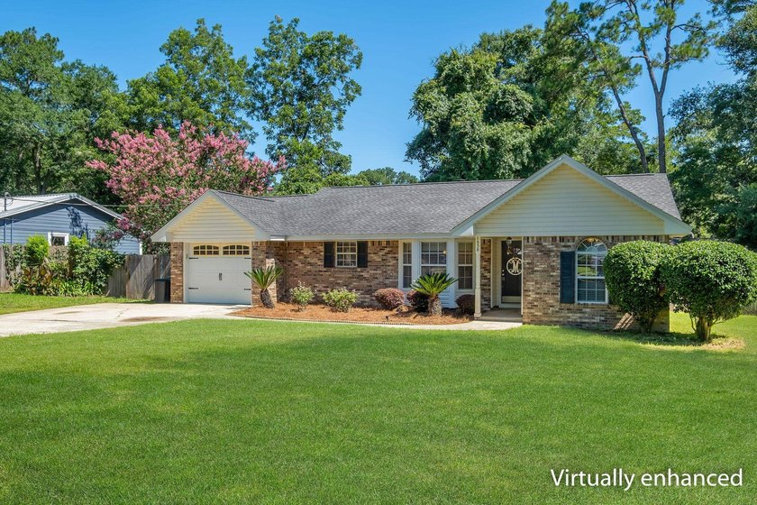 Beautiful, move-in ready NE home with a POOL! Open concept - photo 5