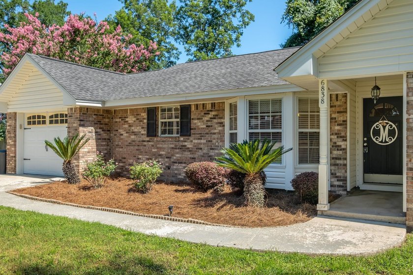 Beautiful, move-in ready NE home with a POOL! Open concept - photo 6