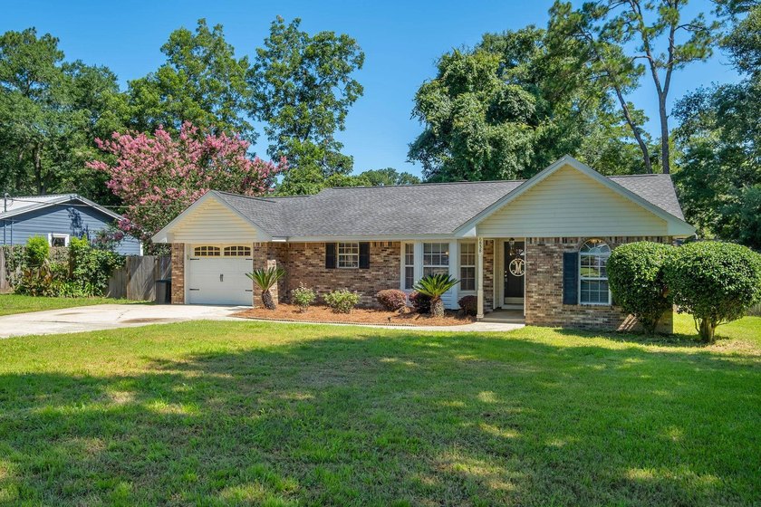 Beautiful, move-in ready NE home with a POOL! Open concept - photo 7