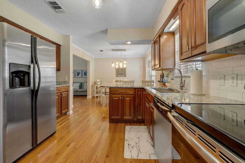 Beautiful, move-in ready NE home with a POOL! Open concept - photo 9