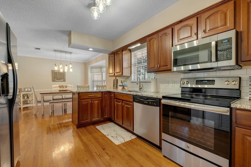 Beautiful, move-in ready NE home with a POOL! Open concept - photo 10