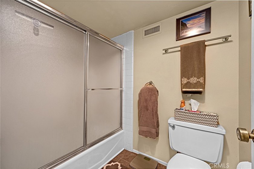 Beautifully upgraded 2 bedroom + den, 2 bath condo with approx - photo 14