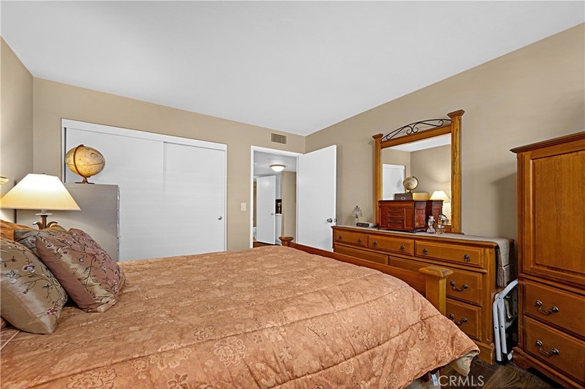 Beautifully upgraded 2 bedroom + den, 2 bath condo with approx - photo 16
