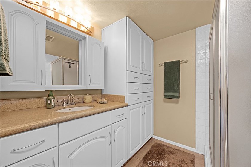 Beautifully upgraded 2 bedroom + den, 2 bath condo with approx - photo 17