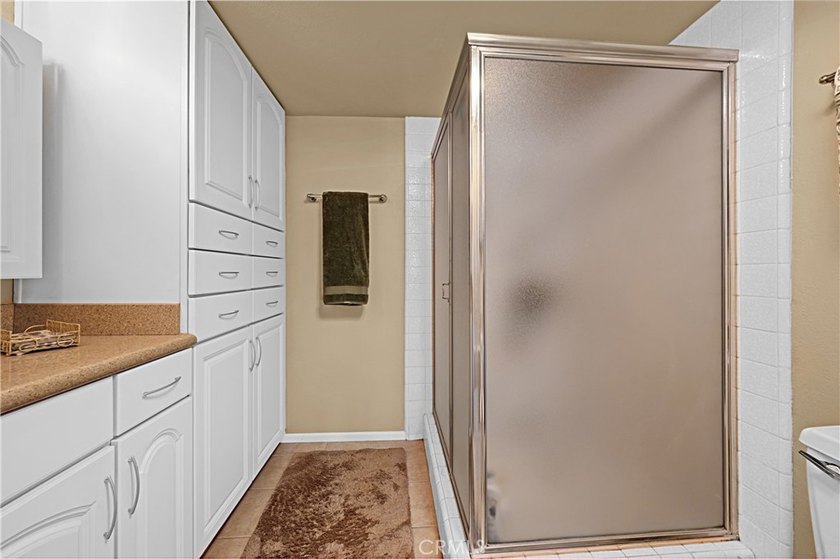 Beautifully upgraded 2 bedroom + den, 2 bath condo with approx - photo 18